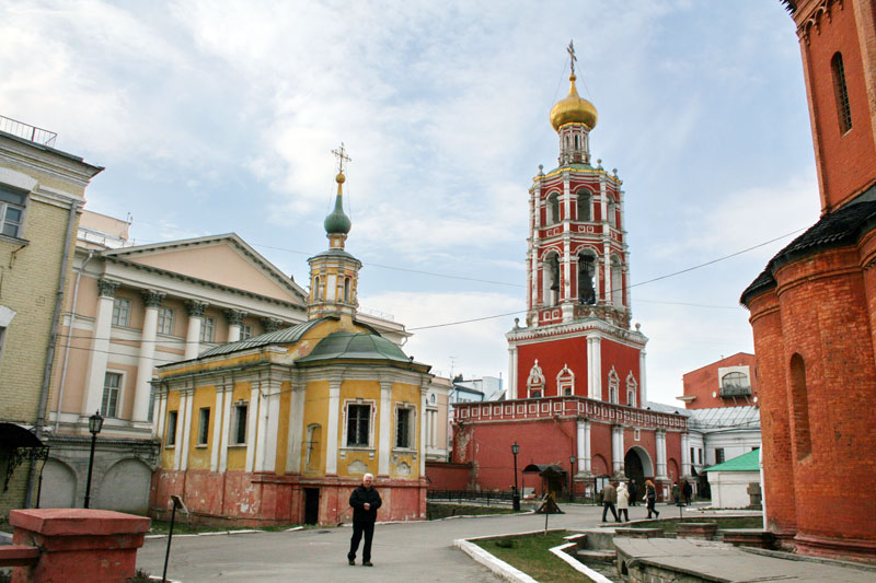 Колокольня высоко Петровского монастыря